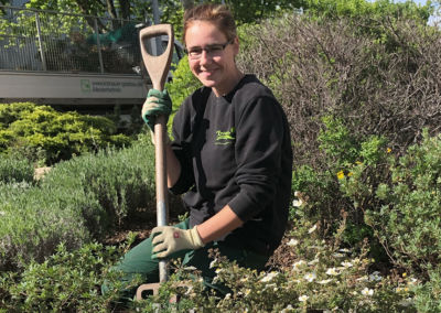 Das Kronauer Galabau-Team im Einsatz – Patricia bei der Arbeit in der Grünpflege