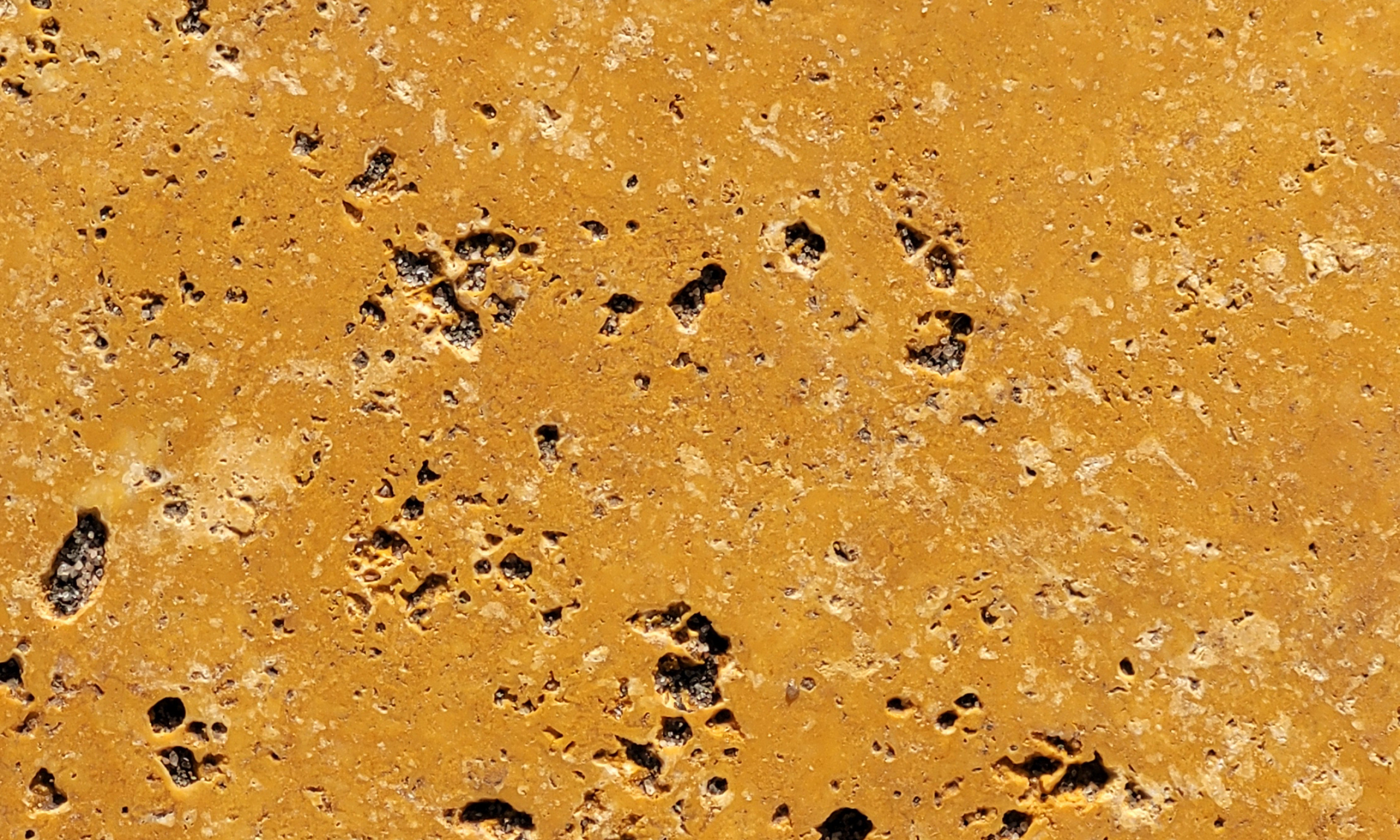 Travertinplatten mit Basalteinfassung Kronauer Galabau