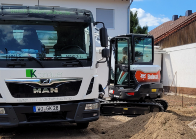 Bobcat Bagger und MAN LKW auf Baustellen im Einsatz