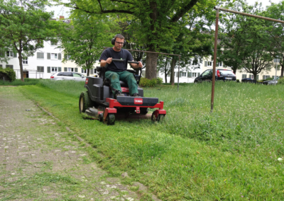 Mäharbeiten mit Aufsitz-Rasenmäher