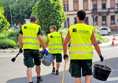 Unkrautentfernung und Pflege eines Kreisverkehrs