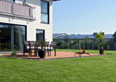 Wohnanlage mit WPC Terrassen, Rollrasen und Bepflanzungen
