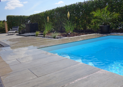 Keramikterrasse und Beete als Poollandschaft